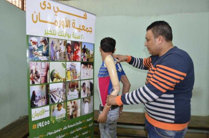 ”التضامن” تسلم أجهزة تعويضية وأطراف صناعية في قرى ومراكز أسوان.. صور