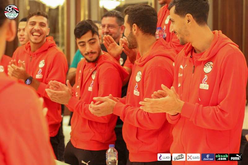 منتخب مصر يحتفل بعيد ميلاد أكرم توفيق