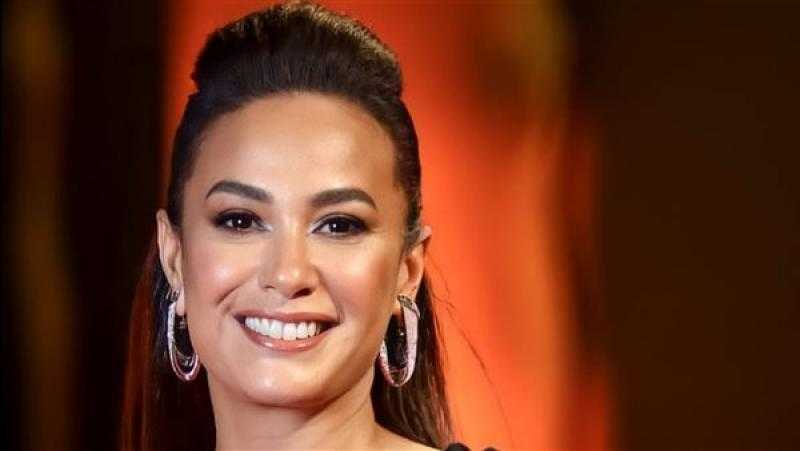 قبعة حمراء.. هند صبري تخطف الأجواء بسيلفي صباحي