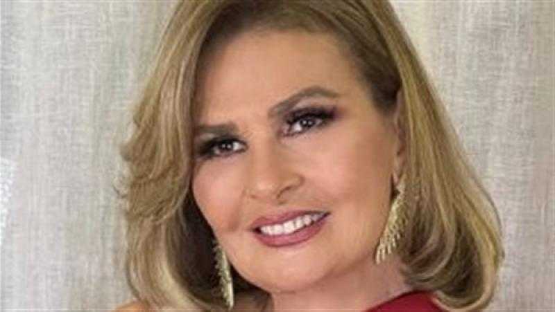 يسرا تبهر جمهورها بالأخضر الملكي