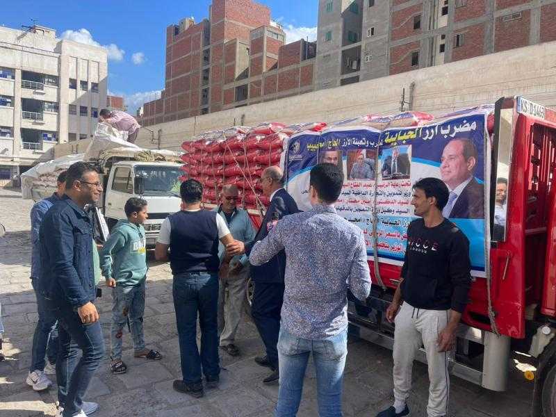 توزيع 80 طن أرز بالمنصورة وطلخا وأجا والسنبلاوين وبلقاس بـ 12 جنيها للكيلو.. صور