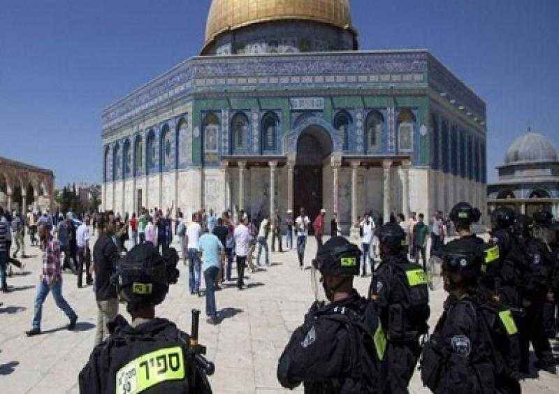 مُستوطنون يقتحمون الأقصى بحماية الاحتلال الإسرائيلي