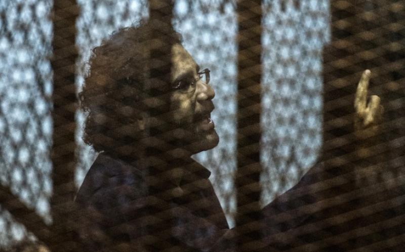 حجرة كبيرة ومكملات غذائية| النيابة العامة تفجر مفاجآت جديدة في شكوى علاء عبد الفتاح