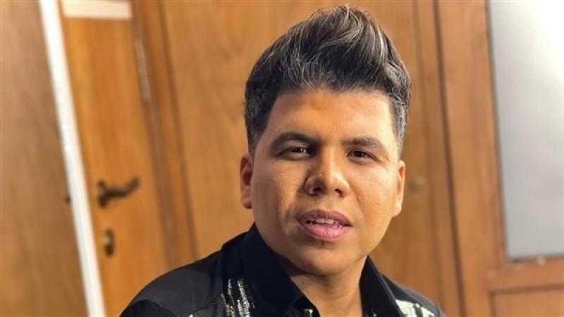 عمر كمال يؤدى مناسك العمرة (صور)