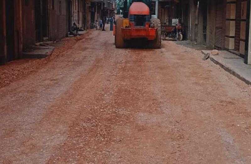 ​ استكمال أعمال الرصف والتطوير بحي شرق ضمن خطة رفع كفاءة الشوارع في أسيوط | صور