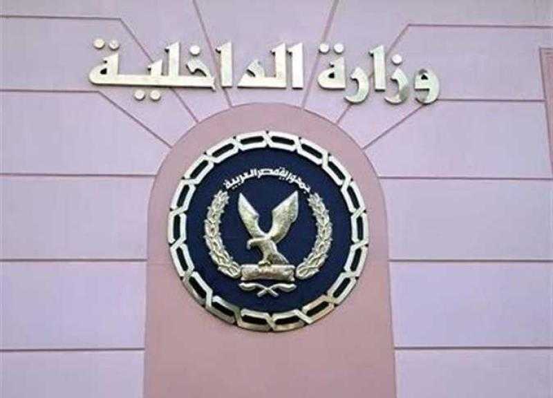 شاهد.. الداخلية تلقي القبض على سائق أتوبيس مدرسي يعرض حياة الطلاب للخطر