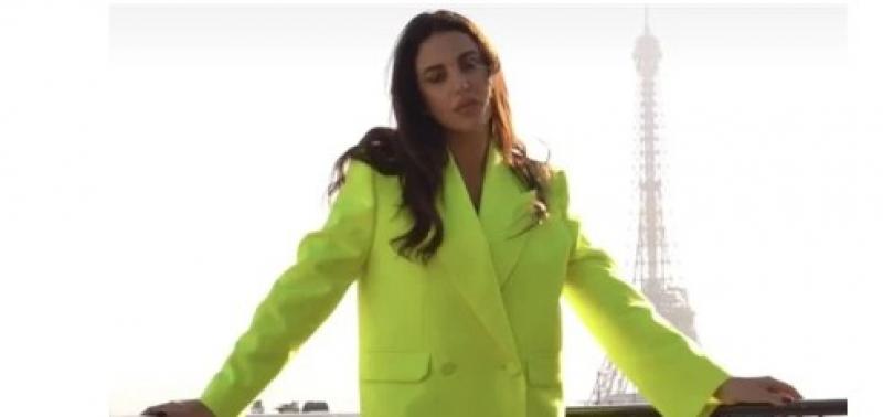 أمام برج إيفل.. درة تخطف القلوب بإطلالة فورمال باللون الأخضر