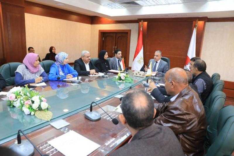 محافظ سوهاج يعقد اجتماعًا لبحث الموقف التنفيذي لعدد من المشروعات الخدمية | صور