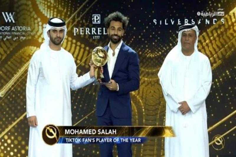 بنزيمة يفوز بجائزة أفضل لاعب في العالم.. وصلاح الأفضل بتصويت الجماهير