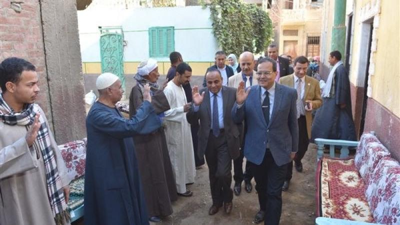 رئيس جامعة سوهاج يزور أسرة طالب نجح في محو أمية 43 مواطنا