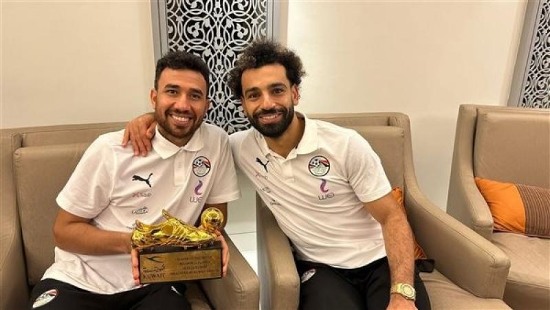 محمد صلاح يهدي جائزة أفضل لاعب لتريزيجيه