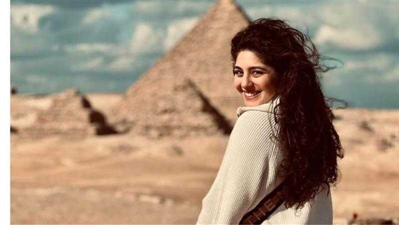 مايان السيد تستعرض أنوثتها ببنطلون ممزق وتوب قصير| صور