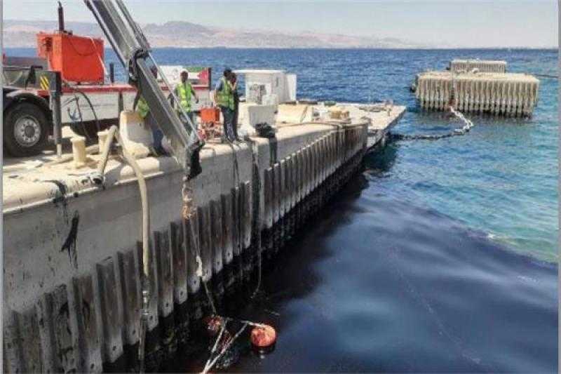 الأردن يعلن مغادرة سفينة تسببت في تلوث نفطي بعد دفع الغرامة