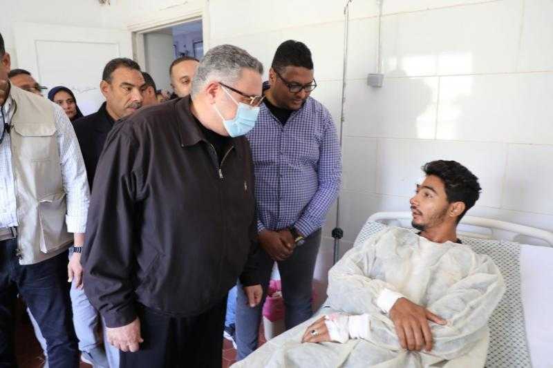 تحرك سريع.. محافظ البحر الأحمر يزور مصابي حادث الزعفرانة بمستشفى رأس غارب