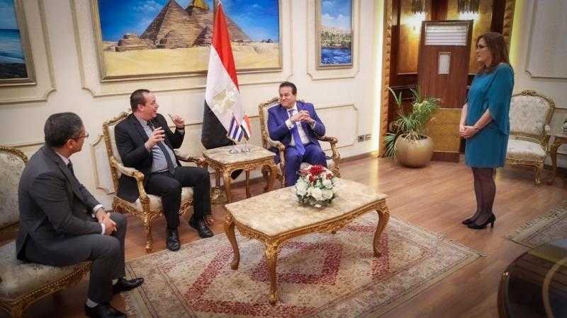وزير الصحة يستقبل نظيره الكوبي بمطار القاهرة الدولي