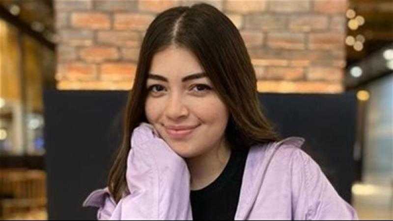 ليلى أحمد زاهر تعتمد موضة المعطف في تلت التلاتة