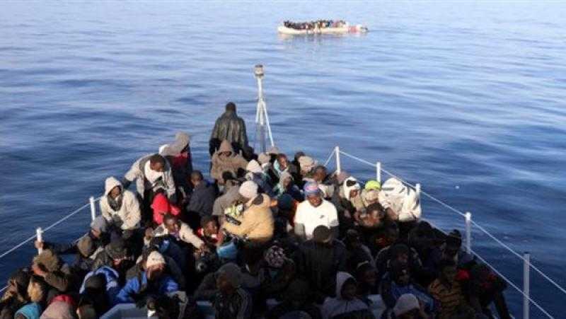 اليونان تطلق عملية لإنقاذ مركب يقل نحو 500 مهاجر