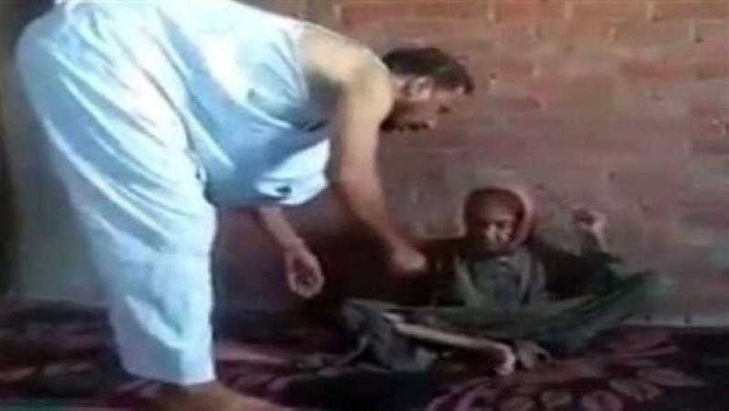 مسنة فاقوس: ابني يضربني باستمرار ولا استطيع الدفاع عن نفسي