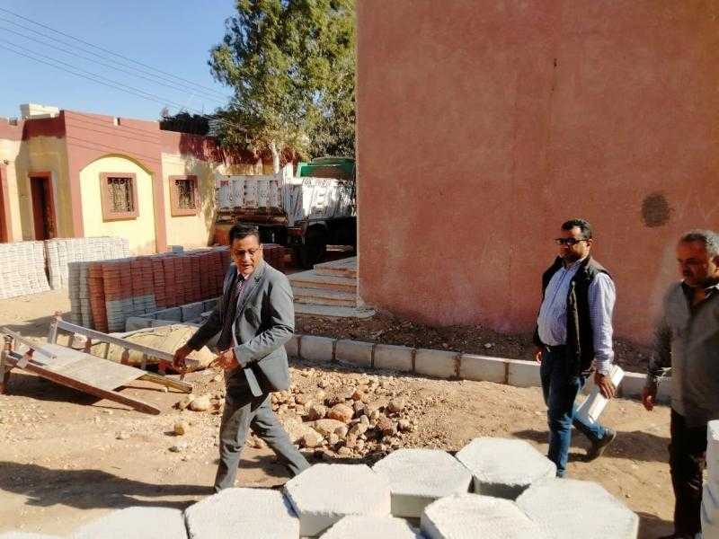 محافظ سوهاج يتابع تطوير ورفع كفاءة قريتي النسيج اليدوي بحي الكوثر.. صور