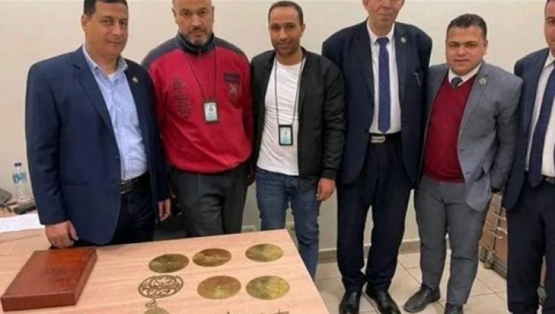 جمارك مطار القاهرة تحبط محاولة تهريب اسطرلاب أثري