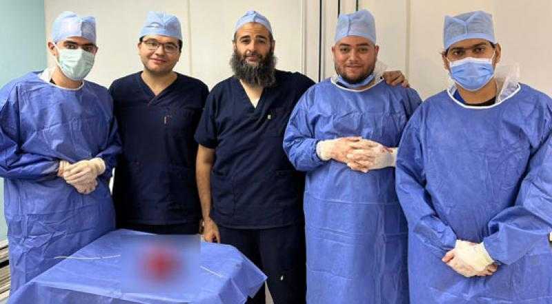 فريقان طبيان يستخرجان فوطة من بطن مريض وإعادة أصابع مبتورة ليد آخر بالمنوفية