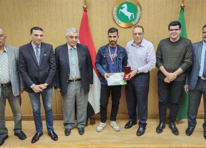 محافظ الشرقية يُكرم الرياضيين الفائزين في البطولات المختلفة: رفعتم اسم مصر.. صور