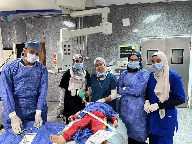فريق جراحي بمستشفى بنها الجامعي ينقذ حياة طفل إثر ابتلاعه فول سوداني.. صور