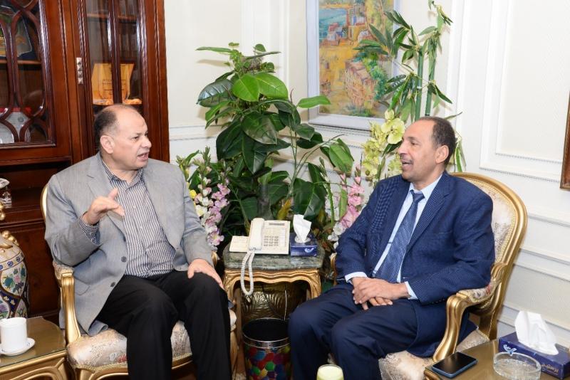 محافظ أسيوط يلتقي رئيس جامعة سفنكس لتفعيل سبل المشاركة الفعالة في مجالات التنمية