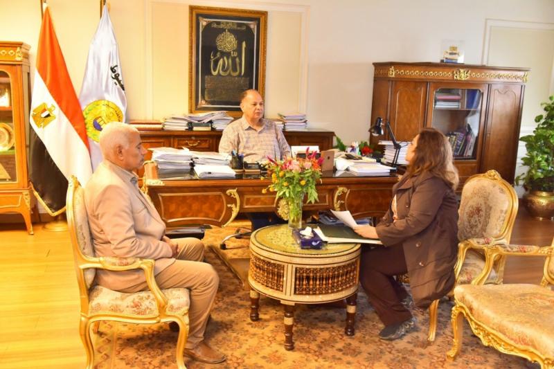 محافظ أسيوط يوجه بالمتابعة المستمرة لجميع أعمال الكبارى والرصف بالمراكز والأحياء