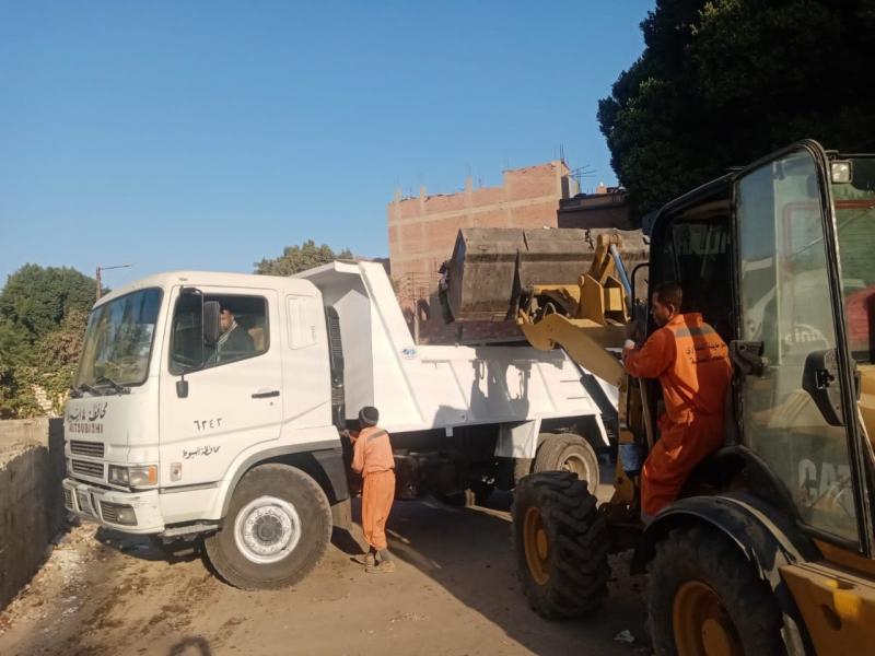 محافظ أسيوط: تنفيذ حملات مكثفة للنظافة بمراكز ديروط وساحل سليم والبداري ورفع 180 طن مخلفات في يوم واحد