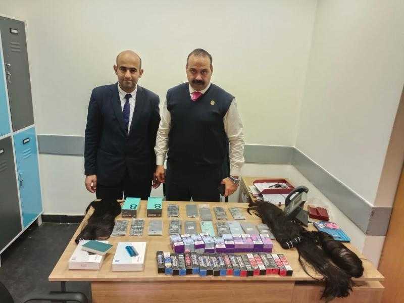 جمارك مطار القاهرة الدولي تحبط محاولة تهريب تليفونات محمولة وشيش إلكترونية وشعر مستعار | صور