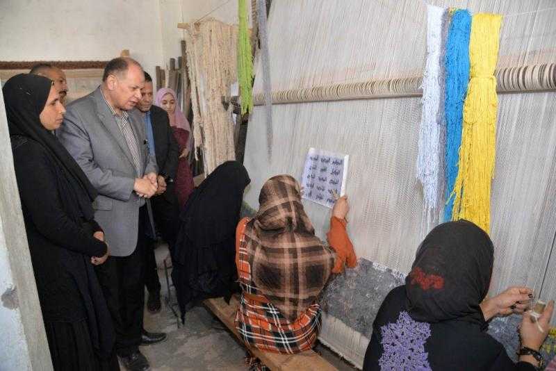 محافظ أسيوط يتفقد مشروع إنتاج السجاد اليدوي بقرية دوينة بأبوتيج | صور