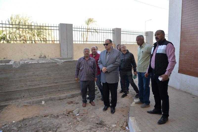 محافظ أسيوط يتفقد أعمال إنشاء مشروعات مجمع خدمات المواطنين ومركز طب الأسرة