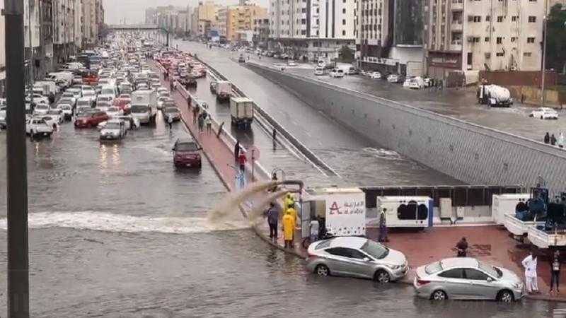 السيول والأمطار تغرق شوارع جدة وتتلف عددا هائلا من السيارات