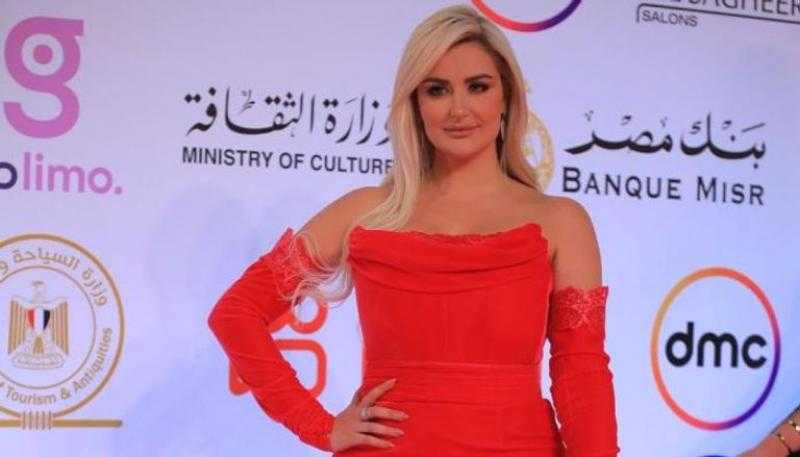 أمام المرآة.. رانيا التومي تخطف الأنظار في أحدث ظهور
