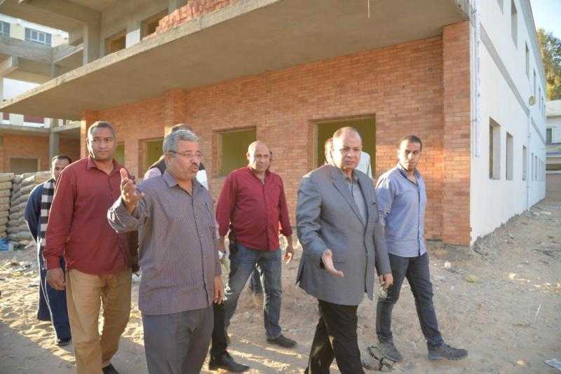 محافظ أسيوط يتفقد أعمال إنشاء مركز تنمية الأسرة والوحدة الصحية بقرية الزرابي بأبوتيج
