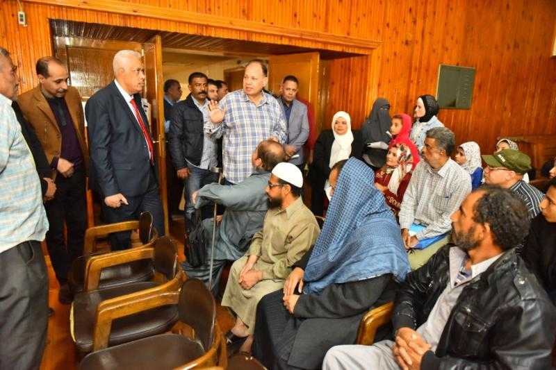 محافظ أسيوط يواصل لقاءاته الدورية مع ذوي الهمم للتعرف على طلباتهم واحتياجاتهم