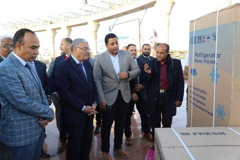 محافظ المنيا يسٌلم 100 جهاز عروسة مقدمة من مؤسسة ”حياة كريمة”.. صور