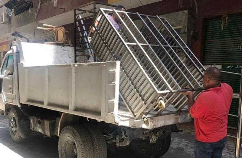 غرب سوهاج يواصل حملات النظافة ورفع التراكمات من الشوارع | صور