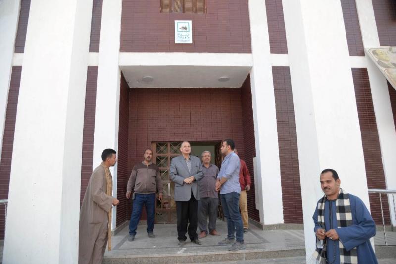 محافظ أسيوط يتفقد إنشاءات مجمعي خدمات المواطنين والخدمات الزراعية بقرية الزرابي | صور