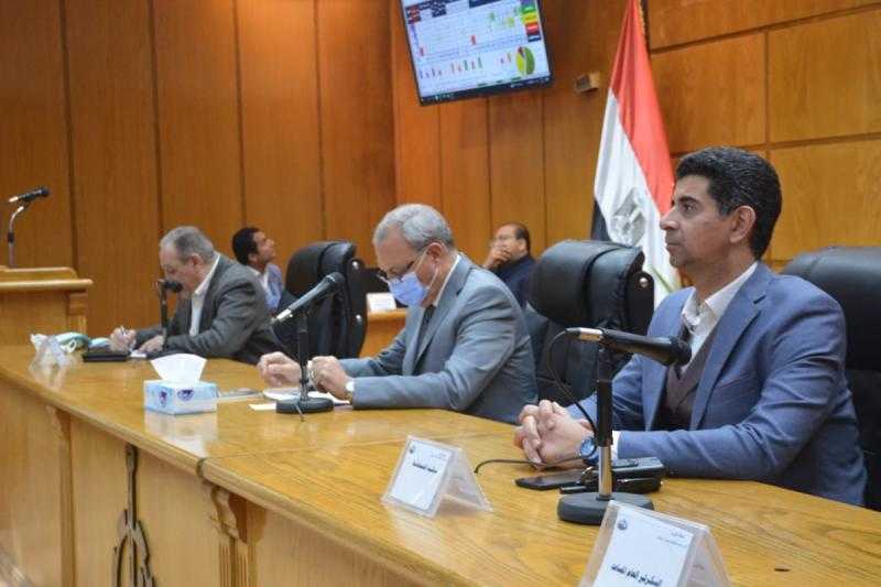 محافظ القليوبية يعقد اجتماعا لمناقشة مشروعات المبادرة الرئاسية حياة كريمة بشبين القناطر