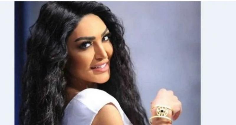 سالي عبد السلام بالأسود المُجسم ومكياج سموكي عبر إنستجرام
