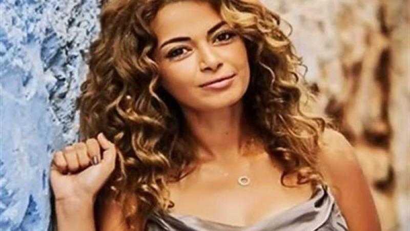 داليا مصطفى تعتمد موضة الميني جيب