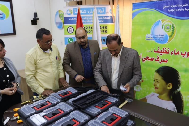 مياه أسيوط: توزيع 15 حقيبة ”عدة صيانة” للمتدربين بورش الأدوات الصحية | صور