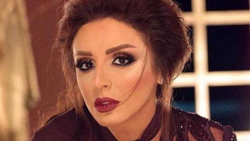 أنغام تبهر العيون بالأسود اللامع
