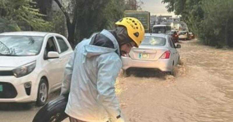 الأمطار الغزيرة تغرق شوارع لبنان والسيول تجرف السيارات