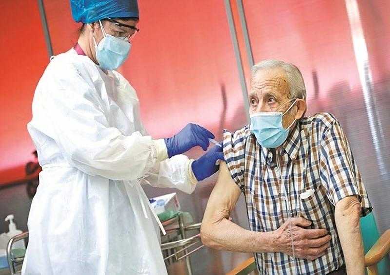 الحكومة الفرنسية تدعو كبار السن والمرضى للحصول على جرعة جديدة من لقاح كورونا