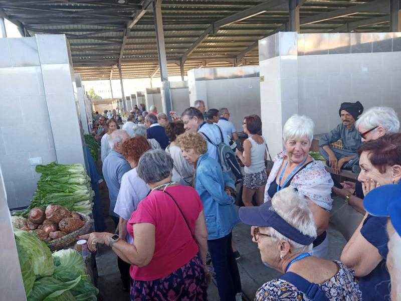 توافد عدد كبير من السياح على سوق الدهار النموذجي والحضاري الجديد بالغردقة.. صور