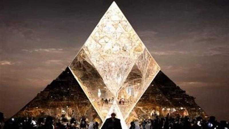 زاهي حواس يكشف تفاصيل احتفال «ديور» الفرنسية تحت سفح الأهرامات