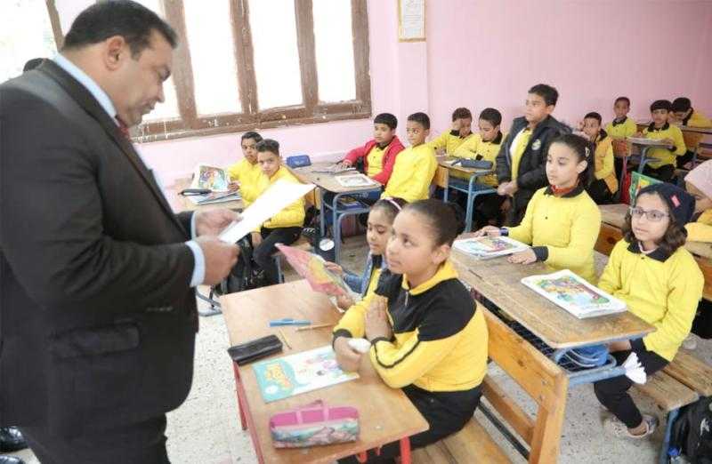 مدير التعليم بالوادي الجديد يتفقد مدرسة السلام الابتدائية